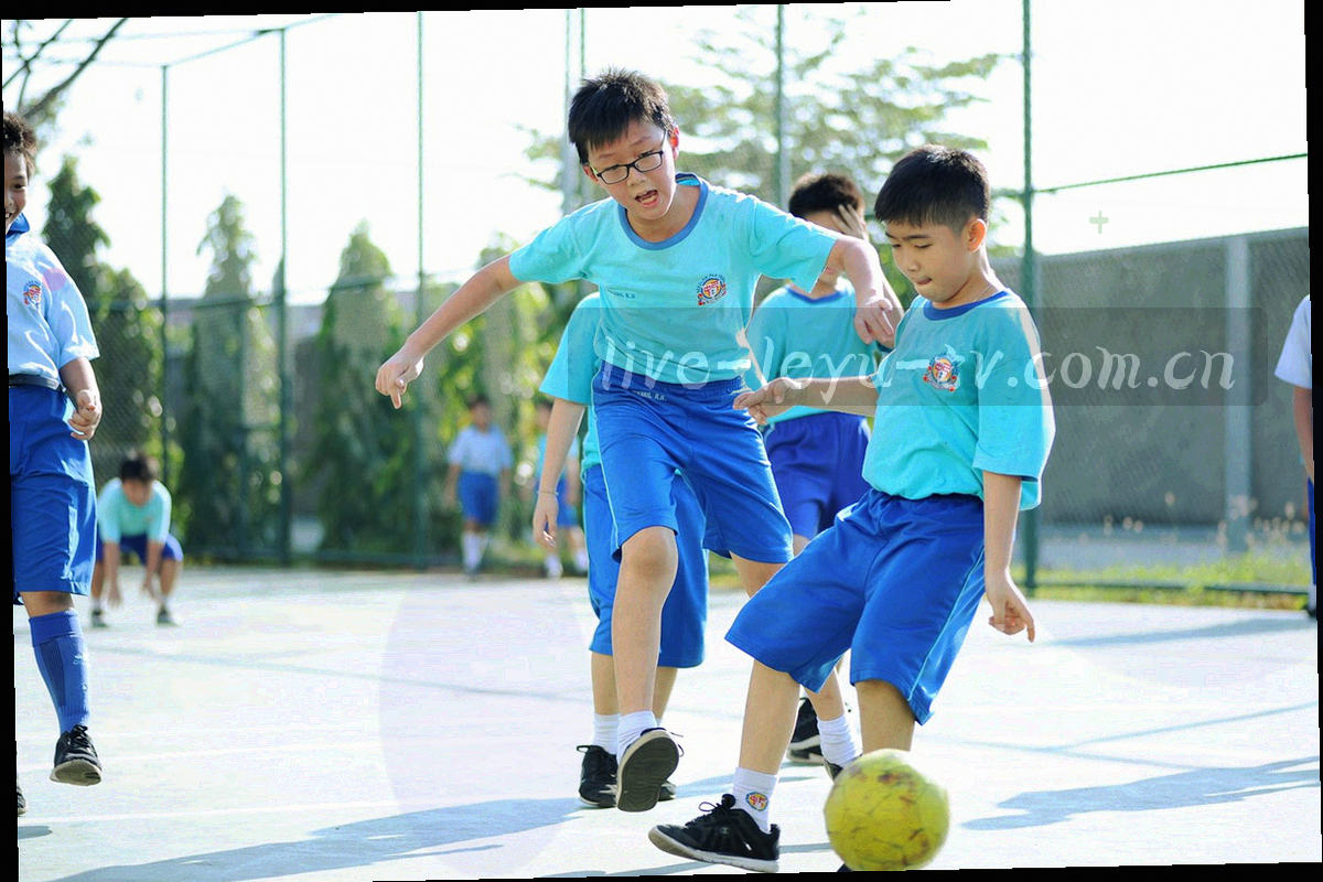 赛前阵容观察专题封面：运动剪影与图表线条重叠